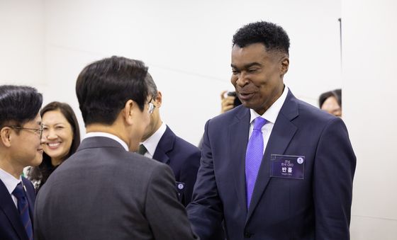 반 홀 코닝 한국 총괄사장과 인사하는 이재명 대통령