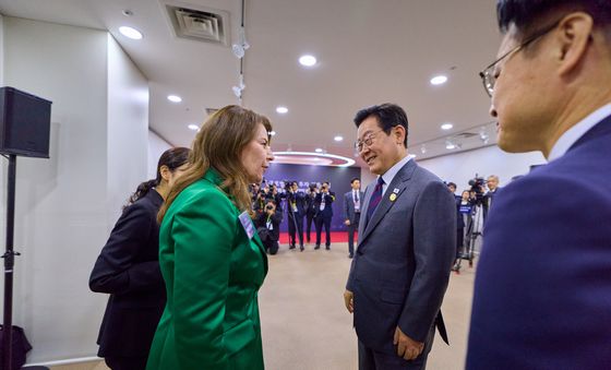 카레나 칸실레리 유미코아 배터리사업부 대표와 대화하는 이재명 대통령