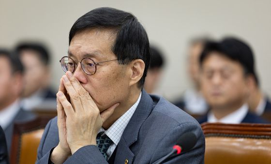 [국감]의원 질의자료 바라보는 이창용 한은 총재