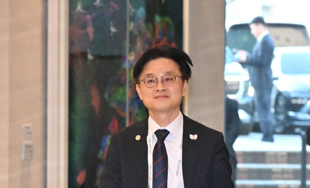 회의장으로 향하는 김정관 산업부 장관