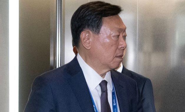 회의장으로 향하는 신동빈 회장