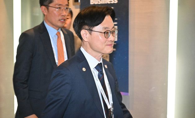 회의장으로 향하는 김정관 장관