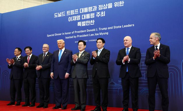 이재명 대통령, 특별만찬 참석  정상들과 기념촬영