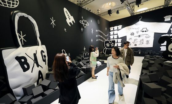 거대한 공간 둘러보는 관람객들