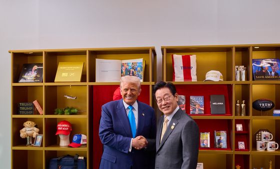 트럼프 굿즈 전시품 앞 한미 정상
