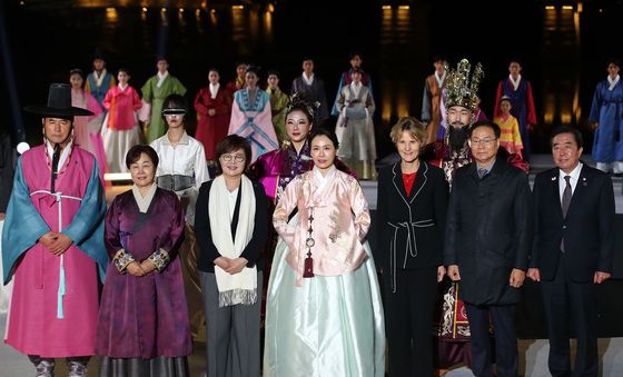 김혜경 여사 'APEC 정상회의 한복패션쇼' 참석