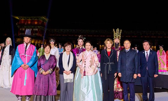 김헤경 여사, APEC 정상회의 한복패션쇼 참석