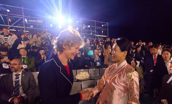 다이애나 폭스 카니 여사와 악수하는 김혜경 여사