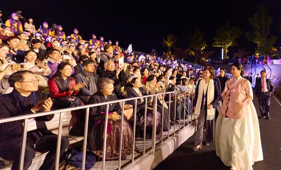 APEC 정상회의 한복패션쇼 참석한 김헤경 여사