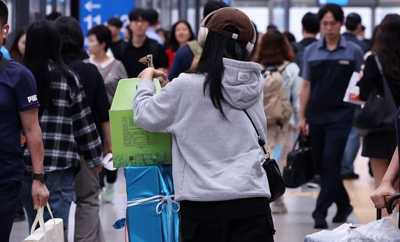 '송편과 선물 들고서'