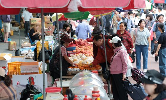 추석 앞두고 전통시장 찾은 시민들