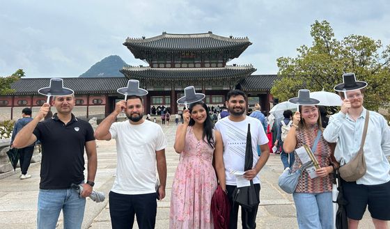 추석 연휴 경복궁 찾은 관광객들