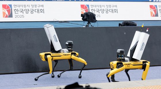 양궁대회 화살 운반하는 로봇개 '스팟'