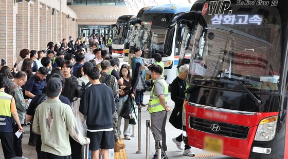 귀성객들로 붐비는 고속버스터미널