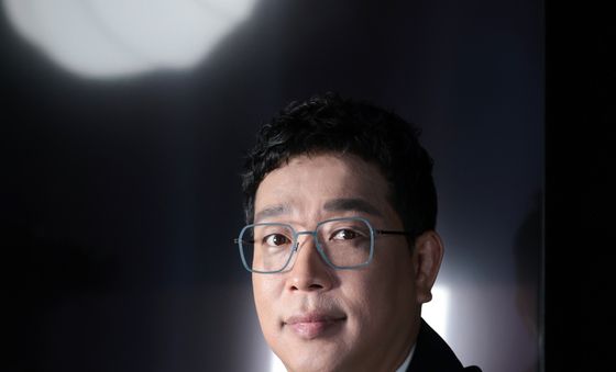 포즈 취하는 강병규