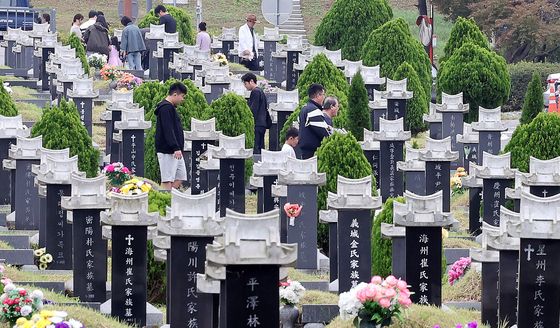 추석 연휴 맞아 조상 찾은 성묘객들