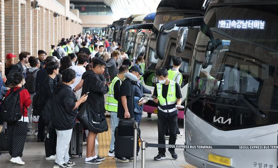 추석 황금연휴 시작, 고향으로 돌아가는 귀성객들