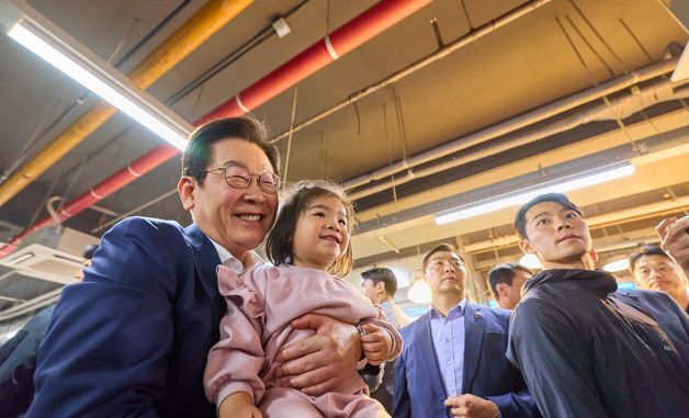 어린이와 기념촬영 하는 이재명 대통령