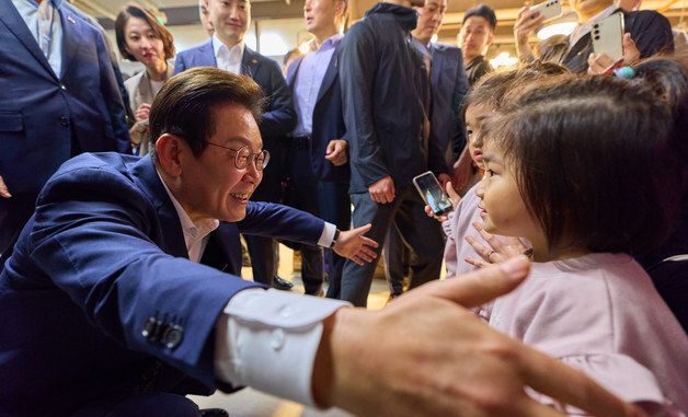 어린이와 인사 나누는 이재명 대통령