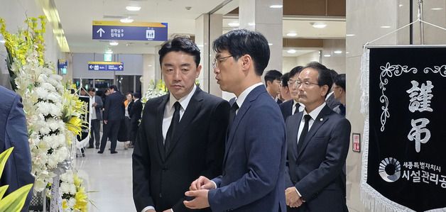 강훈식 비서실장, 전산망 담당 공무원 빈소 조문