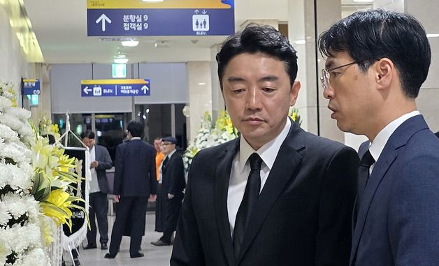 강훈식 비서실장, 전산망 담당 사망 공무원 빈소 조문