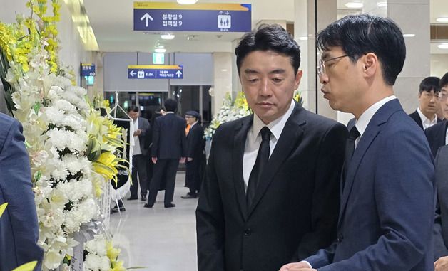 강훈식 비서실장, 전산망 담당 사망 공무원 빈소 조문