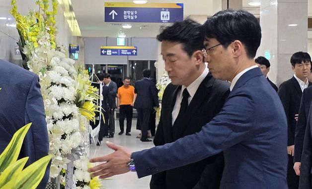 강훈식 비서실장, 전산망 담당 공무원 빈소 조문