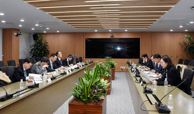 거시경제금융회의 주재하는 이형일 차관