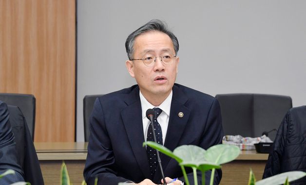 거시경제금융회의 주재하는 이형일 차관