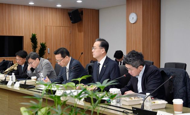 거시경제금융회의 주재하는 이형일 차관