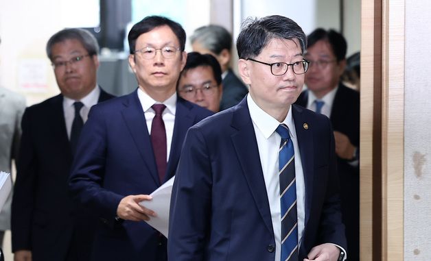 부동산 불법행위 대응 관계 부처 합동 브리핑 참석하는 김용수 국무2차장