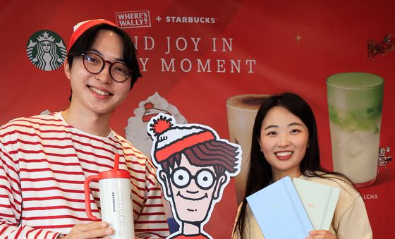 10월 스타벅스 크리스마스 시즌 '월리를 찾아라'와 콜라보 공개