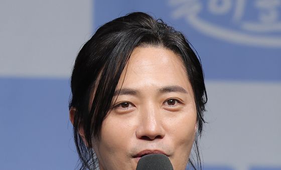 인사말 하는 진구