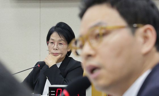 [국감]딸 결혼식 논란 질의 듣는 최민희