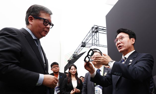 레이벤메타 설명 듣는 김민석 국무총리