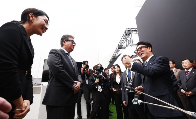 레이벤메타 착용한 김민석 국무총리