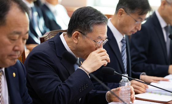 [국감]물 마시는 정성호 법무부 장관