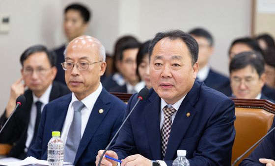 [국감]답변하는 손인혁 헌재 사무처장