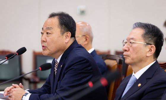 [국감]질의 답하는 손인혁 헌재 사무처장