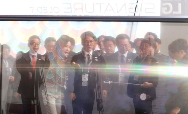 LG 투명 올레드 TV 살펴보는 김민석 총리