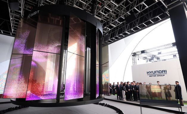 LG 투명 올레드 TV 설명 듣는 김민석 국무총리