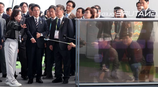 LG 투명 올레드 TV 살펴보는 김민석 총리