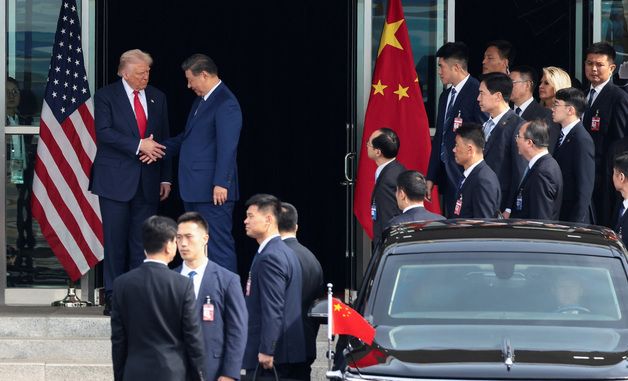 [포토] 회담장 떠나며 악수하는 미중 정상