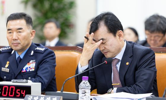 [국감] 머리 만지는 안규백 장관