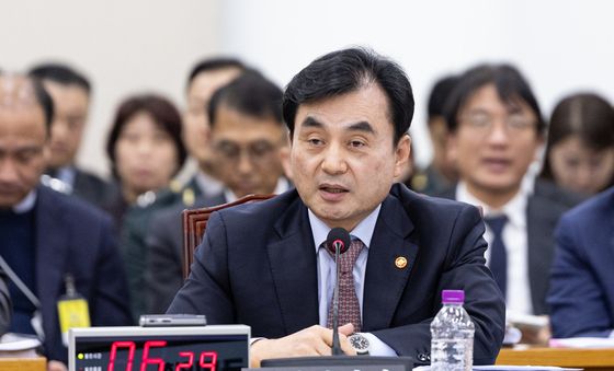 [국감] 답변하는 안규백 국방부 장관