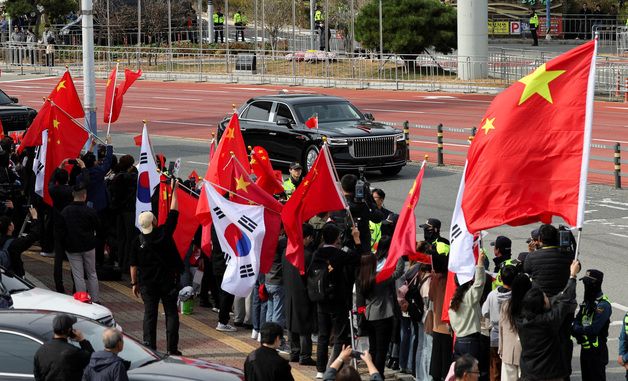 [포토] 시진핑 방한…태극기와 오성홍기 흔드는 사람들