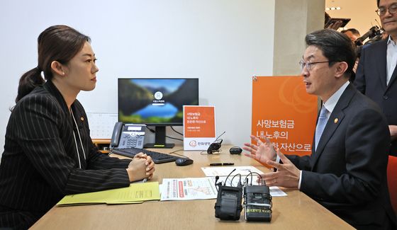 사망보험금 유동화 제도 시행, 보험 상품 가입하는 이억원 금융위원장