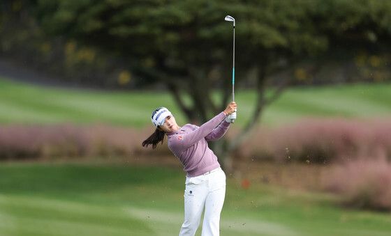 아이언샷 치는 박현경