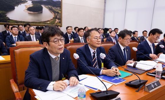 [국감]답변하는 유상대 한국은행 부총재