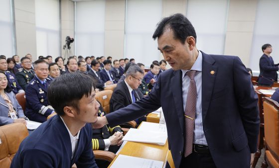 [국감]두팔 잃은 용사를 향한 위로